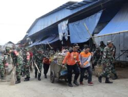 Karya Bakti Pembersih Pasar Buah dan Sayur Oleh Kodim 0711/Pemalang