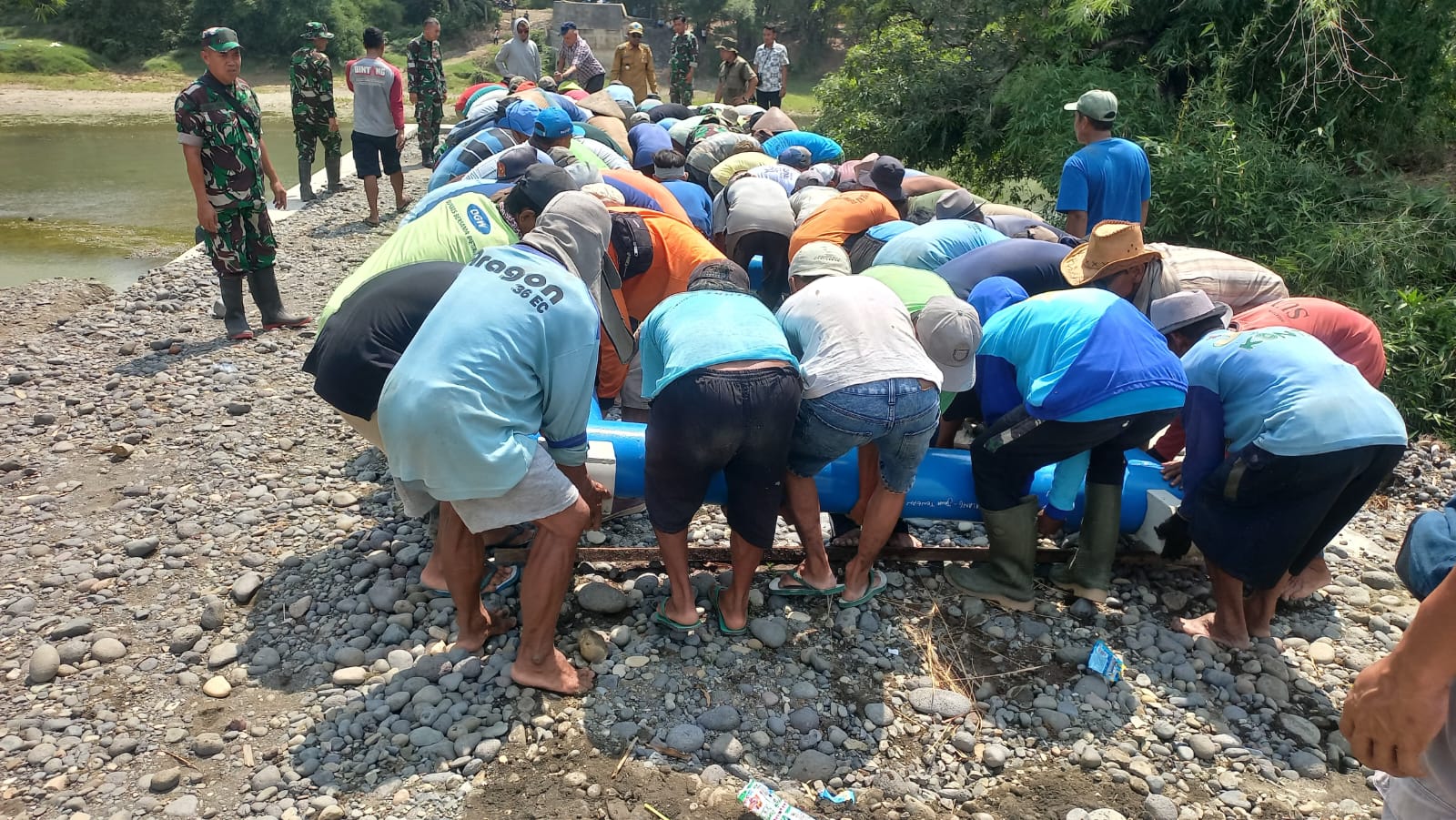 warga masyarakat gotong royong bangun jembatan