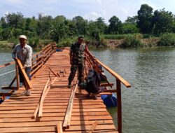 Warga Dan Babinsa Koramil 04/ Comal, Gotong Royong Pembuatan Jembatan
