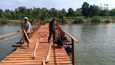 Warga Dan Babinsa Koramil 04/ Comal, Gotong Royong Pembuatan Jembatan