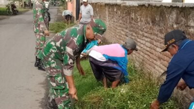 Babinsa Koramil 02 Taman & Warga Cibelok Gotong Royong Bersikan Rumput Di Pinggir Jalan
