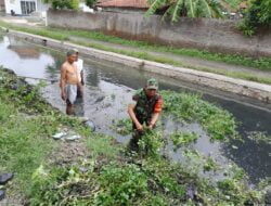 Babinsa Kodim 0711, Bersihkan Sungai Guna Antisipasi Banjir