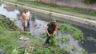 Babinsa Kodim 0711, Bersihkan Sungai Guna Antisipasi Banjir