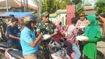 Danramil Taman Pimpin Bakti Sosial, Bersihkan Masjid Dan Bagi Nasi Kotak