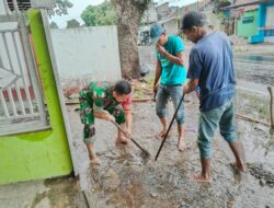 Antusias !! Babinsa Desa Kreyo Kodim 0711 Pemalang, Bersama Warga Bersihkan Selokan Yang Mampet ?