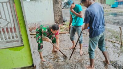 Antusias !! Babinsa Desa Kreyo Kodim 0711 Pemalang, Bersama Warga Bersihkan Selokan Yang Mampet ?