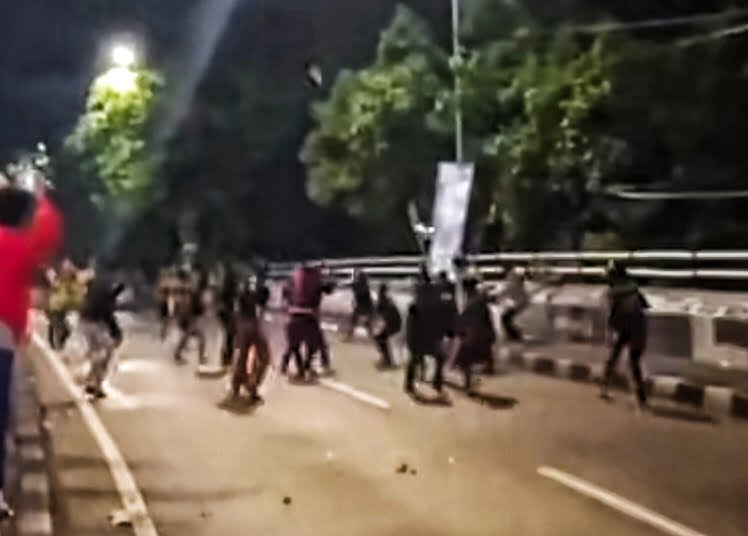 pelajar tawuran di flyover, akibatnya tangan putus