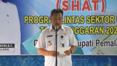 Bupati Pemalang Menyerahkan 50 Sertipikat SHAT Kepada Pelaku UMKM di Desa Botekan