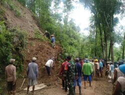 Pasca Bencana Alam, Babinsa Koramil 09/Bantarbolang Bantu Warga Bersihkan Material Longsor