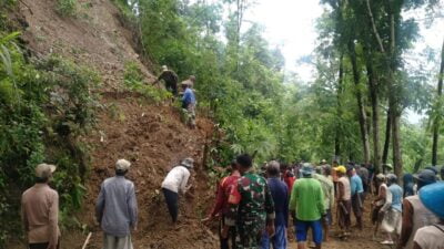 Pasca Bencana Alam, Babinsa Koramil 09/Bantarbolang Bantu Warga Bersihkan Material Longsor