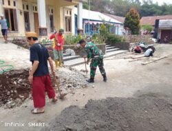 Babinsa Koramil 13/ Pulosari, Perbaiki Jalan Depan Balai Desa Nyalembeng – Pemalang