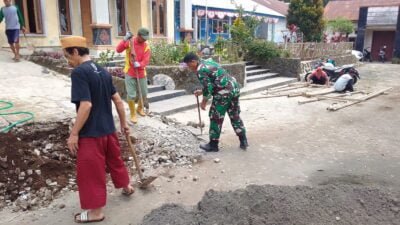 Babinsa Koramil 13/ Pulosari, Perbaiki Jalan Depan Balai Desa Nyalembeng – Pemalang