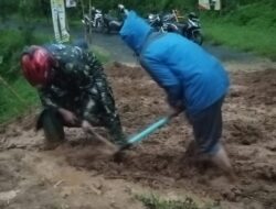 Babinsa Koramil 11 Belik Bersama Warga, Bersihkan Akses Jalan Desa Mendelem Yang Tertutup Akibat Tanah Longsor