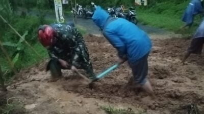 Babinsa Koramil 11 Belik Bersama Warga, Bersihkan Akses Jalan Desa Mendelem Yang Tertutup Akibat Tanah Longsor
