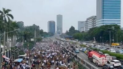 Ricuh Demo APDESI Di DPR RI, Massa Blokade Tol Dan Lempari Air Mineral Ke Petugas