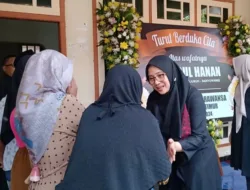 Bupati Ipuk Fiestiandani Takziyah ke Rumah Duka Ketua KPPS yang Meninggal