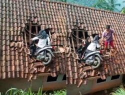 Ngabuburit Berujung Apes, Motor Siswi SD Nyangkut di Atap Rumah!