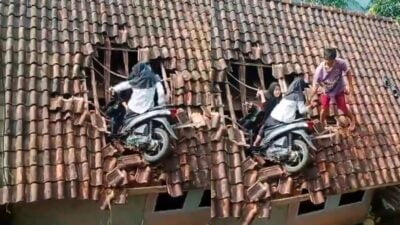 Ngabuburit Berujung Apes, Motor Siswi SD Nyangkut di Atap Rumah!