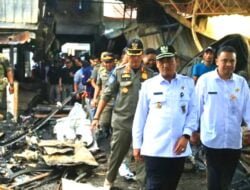 Bupati Peduli! Bantuan Bahan Bangunan Diserahkan untuk Korban Kebakaran Pasar Belik