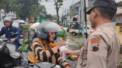 Polsek Randudongkal Berbagi Takjil, Hangatkan Ramadhan Pengguna Jalan