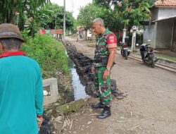 Meningkatkan Swakarya Masyarakat Melalui Gerakan Jumat Bersih: Babinsa Koramil 3/Petarukan Berkolaborasi dengan Warga Desa Tegal Melat