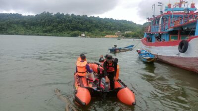 Tim SAR Gabungan Melakukan Pencarian Terhadap Nelayan Terjatuh Dari Perahu dan Tenggelam di Dermaga Sodong Nusakambangan Cilacap