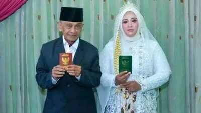 Terpaut 45 Tahun, Tidak Menjadi Penghalang Rajut Tali Pernikahan
