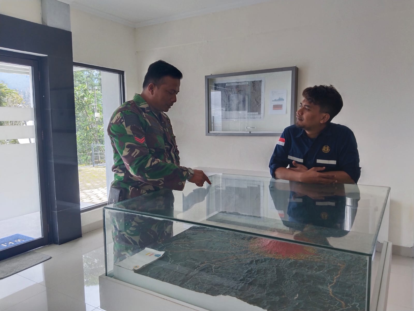Babinsa Koramil 13 Pulosari Tinjau Pos Gunung Slamet