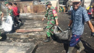 Bersatu Bangkit Pasca Kebakaran: Koramil 11 Belik dan Warga Bersihkan Pasar Belik
