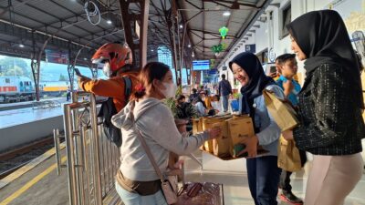 Wujudkan Mudik Ceria Penuh Makna Daop 5 Purwokerto Bagikan Ribuan Takjil Kepada Penumpang KA