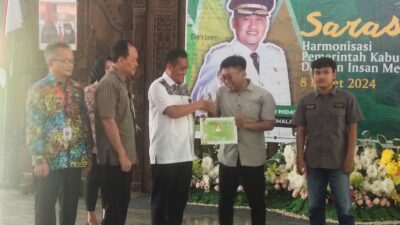Peringati HPN Ke-78 2024, Bupati Pemalang Serahkan Sertifikat UKW Kepada Beberapa Wartawan