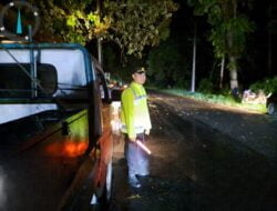 Pohon Tumbang Tutup Jalan Bantarbolang: Aksi Cepat Petugas Selamatkan Pengguna Jalan