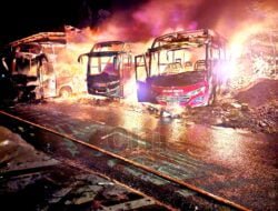 Kobaran Api Mengamuk di Pekalongan, 3 Bus Hangus Tak TersisaTerbakar, Kerugian Capai Rp 2 Miliar