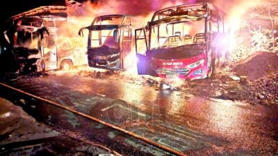 Kobaran Api Mengamuk di Pekalongan, 3 Bus Hangus Tak TersisaTerbakar, Kerugian Capai Rp 2 Miliar
