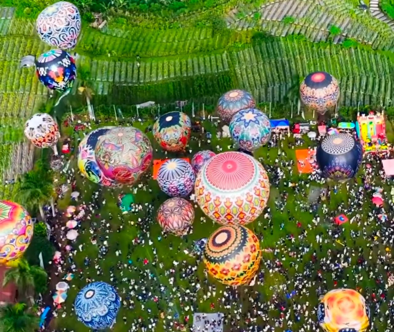 Pesona Festival Balon Tambat Pekalongan Dilihat dari Atas