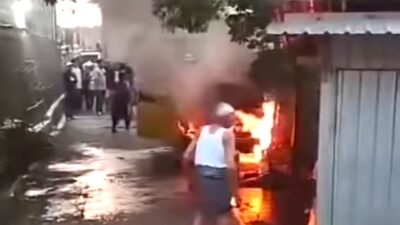 Detik-detik Mobil Agya Dilalap Api di Tempat Pembakaran Sampah