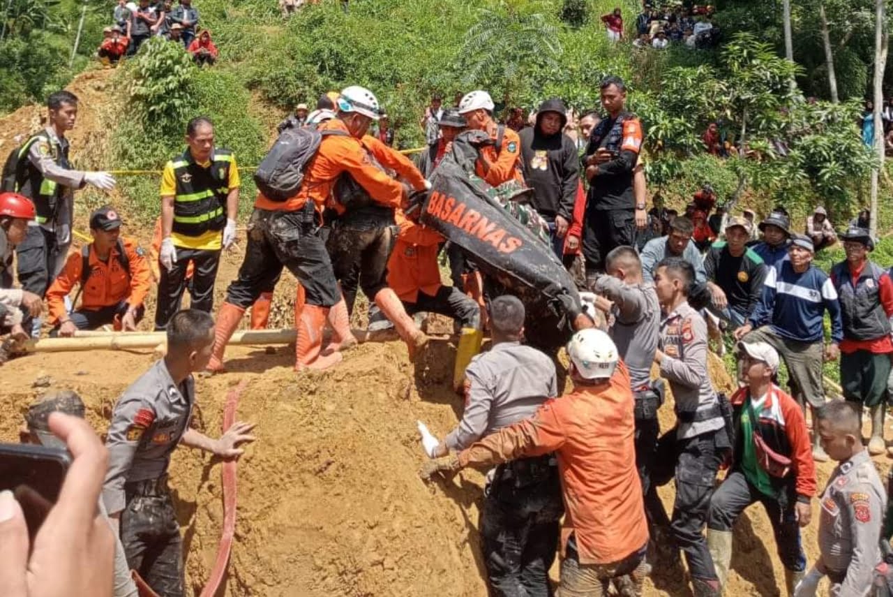 Tim Gabungan Temukan 3 Korban Longsor di Desa Talagajaya Garut