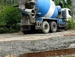 Neng Ika Group Gelontorkan Dana Rp 519 Juta untuk Rabat Beton Jalan Desa Sambeng