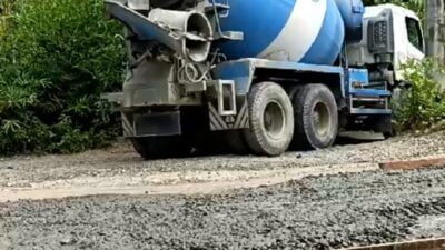 Neng Ika Group Gelontorkan Dana Rp 519 Juta untuk Rabat Beton Jalan Desa Sambeng