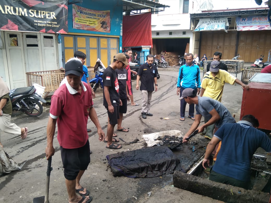 UPP Moga Bergotong Royong Bersihkan Pasar Moga, Antisipasi Banjir