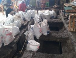 Diskoperindag Tunjukkan Aksi Cepat Hadapi Genangan Air di Pasar Belik