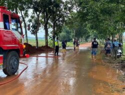 Peduli Lingkungan, Polri Bersinergi dengan Damkar dan Warga Bersihkan Tanah Urug