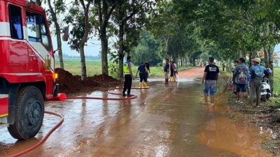 Peduli Lingkungan, Polri Bersinergi dengan Damkar dan Warga Bersihkan Tanah Urug