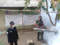 Cegah Dini DBD Babinsa di Cilacap Bersama Dinkes Laksanakan Fogging