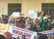 TPA Purana Memanas: Ibu-ibu Desa Purana Ancam Buka Baju!!