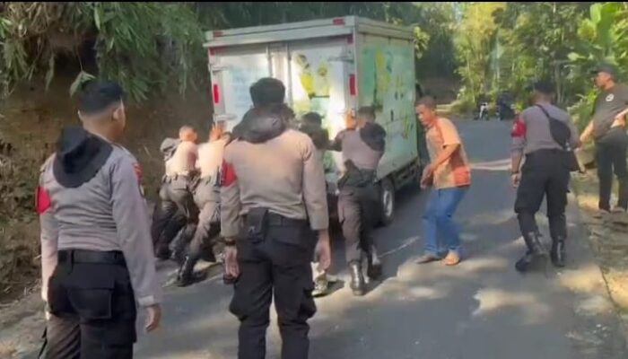 Quick Respon Tim PRC Samapta Polresta Banyumas Bantu Evakuasi Truk Box Milik Bulog
