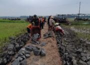 Hari Kedua Pasca Pembukaan, Satgas TMMD Bakar Semangat Warga Dalam Pembangunan Talud