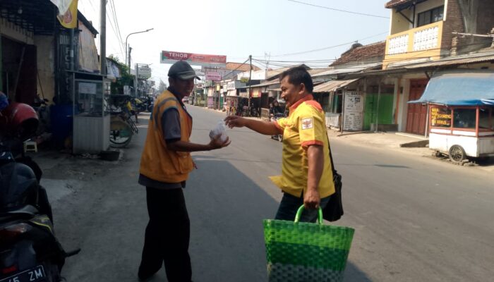 Lebih Dari Sekedar Profesi: Ramsus Seorang Jurnalis Berbagi Kepedulian Bagikan Nasi Bungkus