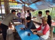 Sat Binmas Gencar Melawan Narkoba: Bagikan Pamflet Bahaya Narkoba kepada Warga