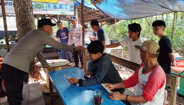 Sat Binmas Gencar Melawan Narkoba: Bagikan Pamflet Bahaya Narkoba kepada Warga